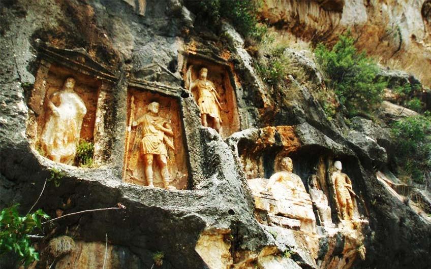 Adamkayalar kabartmaları